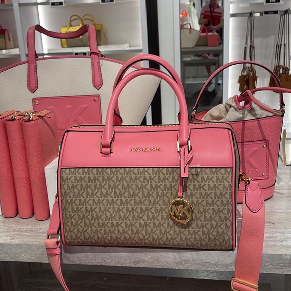 Michael Kors med Duffle Travel - Leather/Coated
35S2GTFU2B
Tea Rose
MD DUFFLE - Picture 6 of 16